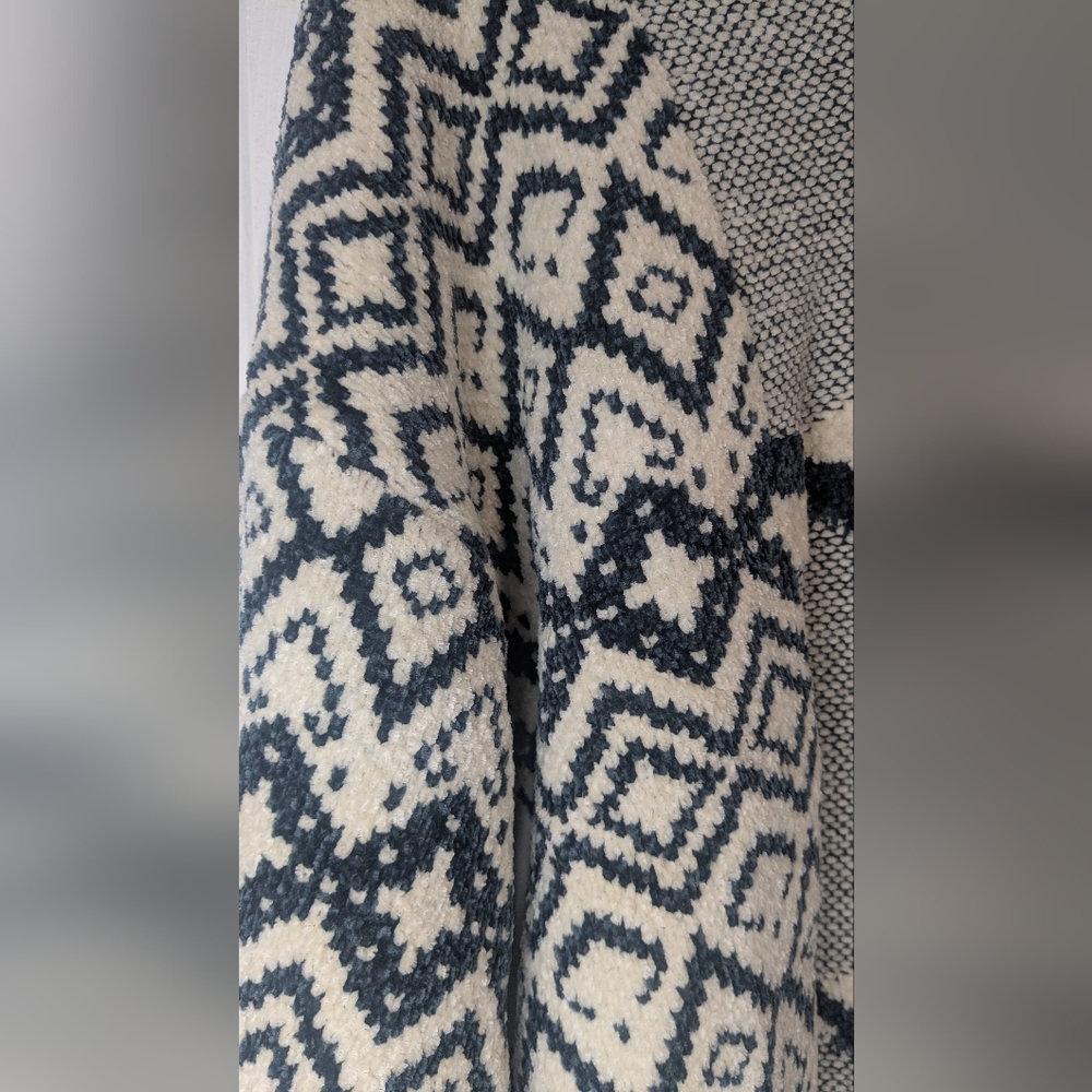 Chic Monochrome Patterned Sweater - image 5